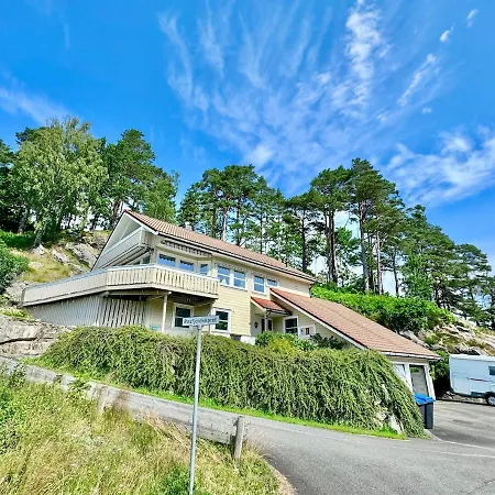 Big, Family-Friendly Summer House With Sea View Lii